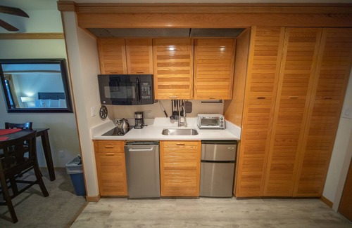 Mountain House Condo | Inviting Studio with Outdoor Hot Tubs - Perfect for Summer