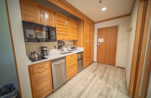 Mountain House Condo | Inviting Studio with Outdoor Hot Tubs - Perfect for Summer