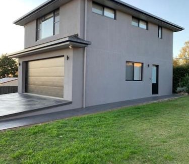 Guyra Apartment | Elevated Studio Experience with Fabulous Views & Family Friendly