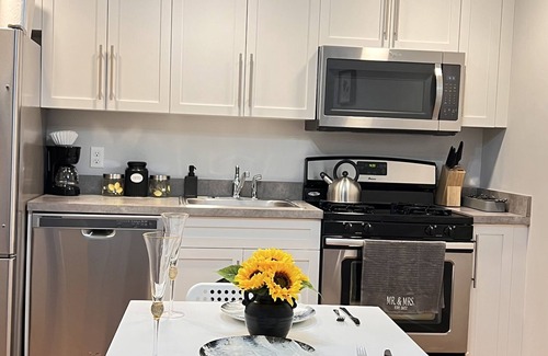 Norwalk Apartment | Modern studio with King bed -3 mins from downtown SONO