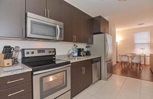 Central-Maverick Square - Paris Street Apartment | Modern Studio: Work Desk, WiFi & Amenities Near Logan