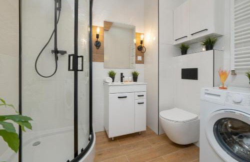 Lodz Apartment | Stylish Modern Studio Wróblewskiego with Balcony & Parking
