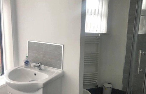 Stoke-on-Trent House | Modern 4 Bed House in Central Stoke with Family Amenities