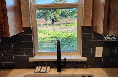 Lometa Cabin | Modern Cabin Retreat near Bend, TX - Family-Friendly Getaway