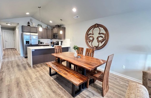 Spokane Valley House | Modern Retreat with KING Bed, Free Wi-Fi, and Garage Access