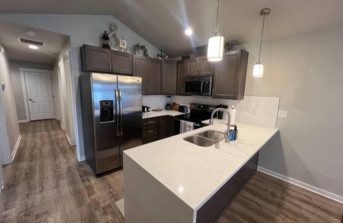 Spokane Valley House | Modern Retreat with KING Bed, Free Wi-Fi, and Garage Access