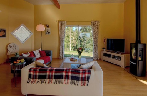 Duras Villa | Modern Villa with Private Heated Pool, Steps from Duras