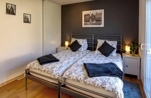 Duras Villa | Modern Villa with Private Heated Pool, Steps from Duras
