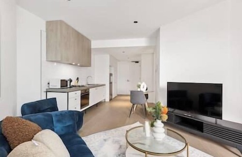 Alphington Apartment | Modern & Stylish 1BR Apt w Balcony, WiFI & Parking