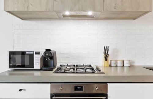 Alphington Apartment | Modern & Stylish 1BR Apt w Balcony, WiFI & Parking