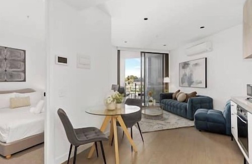Alphington Apartment | Modern & Stylish 1BR Apt w Balcony, WiFI & Parking