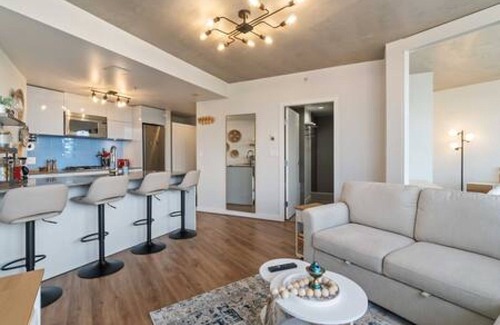Gastown Apartment | Modern & Stylish 1BR Condo, Vancity!