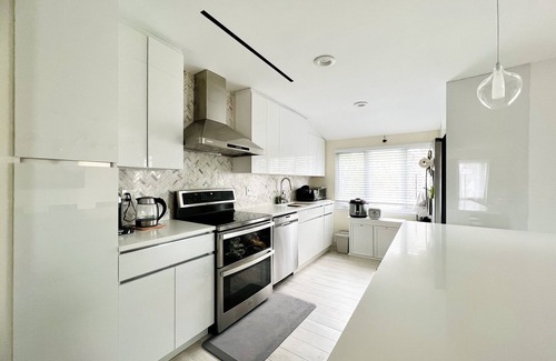 Glen Cove House | Guest Rated 10/10: Stylish Home in Glen Cove with Breakfast