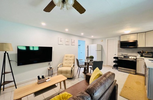Glen Cove House | Guest Rated 10/10: Stylish Home in Glen Cove with Breakfast