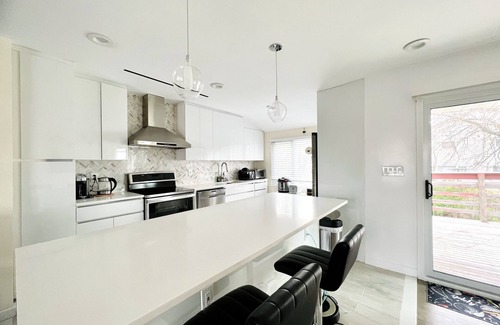 Glen Cove House | Guest Rated 10/10: Stylish Home in Glen Cove with Breakfast