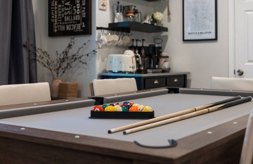 Eastgate House | Stylish Bellevue Basement Suite - Cozy Urban Oasis Retreat