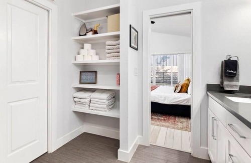 Rosewood House | Modern Stylish Home - Near E. 6th St & Downtown