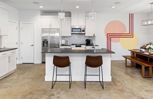 Rosewood House | Modern Stylish Home - Near E. 6th St & Downtown