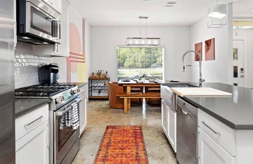 Rosewood House | Modern Stylish Home - Near E. 6th St & Downtown