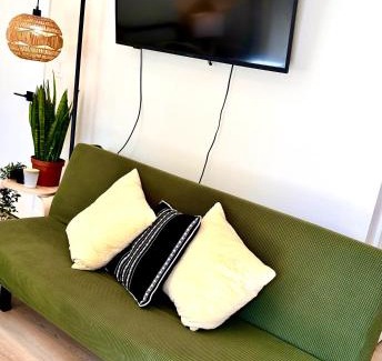 Vancouver Apartment | Modern Suit Premium Apartment: Family-Friendly Retreat