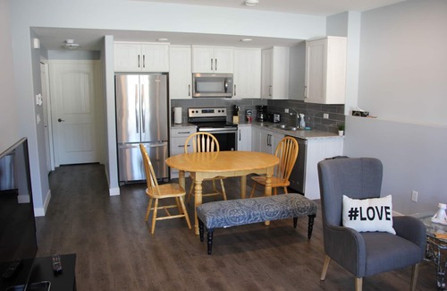 Red Deer House | Chic Suite in Prime Location with Breakfast & Kitchen