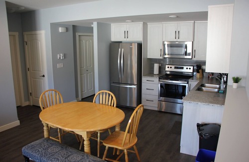 Red Deer House | Chic Suite in Prime Location with Breakfast & Kitchen