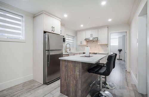 Surrey Newton Apartment | Modern suite in central surrey