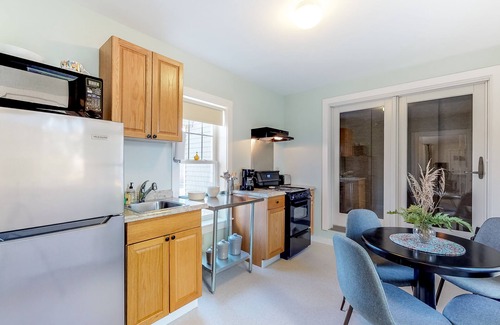 Seal Cove House | Modern Suites with WiFi & Ocean Views, Perfect for Adventure