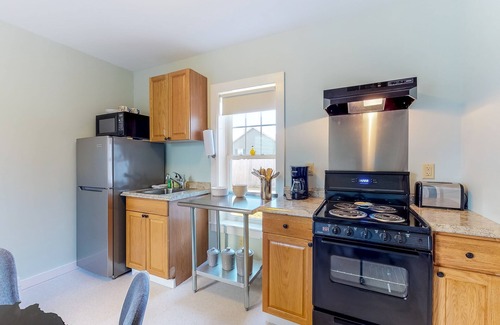 Seal Cove House | Modern Suites with WiFi & Ocean Views, Perfect for Adventure