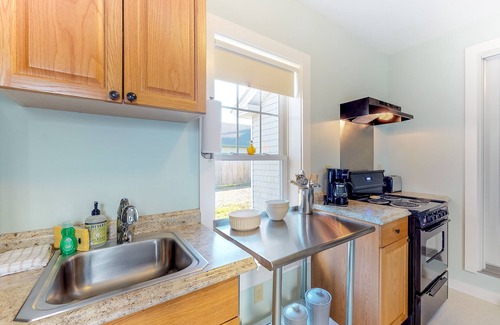 Seal Cove House | Modern Suites with WiFi & Ocean Views, Perfect for Adventure