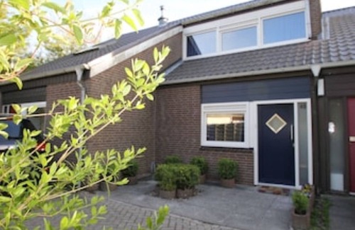 Bruinisse House | Family-Friendly Coastal Retreat with Free Wi-Fi & Pool