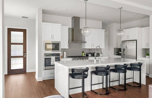 Old West Austin House | Modern Tarrytown Home~5 Minutes to Downtown & UT!