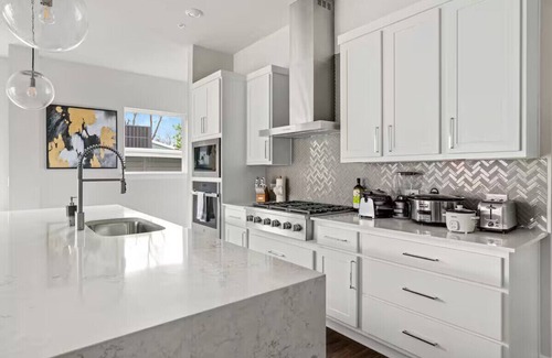 Old West Austin House | Modern Tarrytown Home~5 Minutes to Downtown & UT!