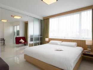 Talat Nuea Apartment | Modern Thai Suites: 4-Star Poolside Retreat for Families