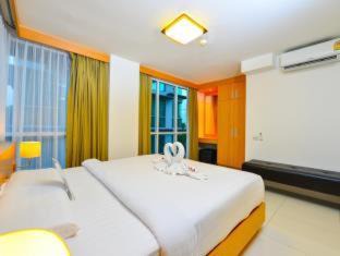 Talat Nuea Apartment | Modern Thai Suites: 4-Star Poolside Retreat for Families