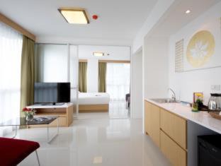 Talat Nuea Apartment | Modern Thai Suites: 4-Star Poolside Retreat for Families