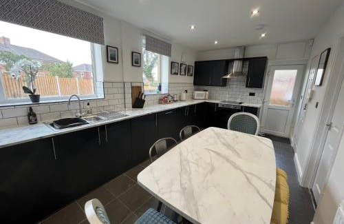 Hoyland House | Contemporary Three-Bedroom Home with Breakfast in Hoyland