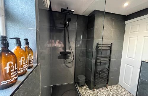 Hoyland House | Contemporary Three-Bedroom Home with Breakfast in Hoyland