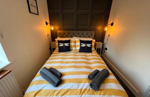 Hoyland House | Contemporary Three-Bedroom Home with Breakfast in Hoyland