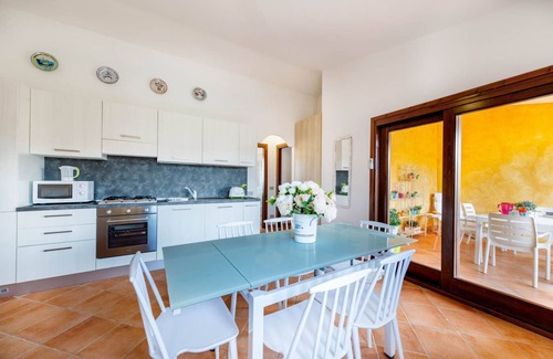 Monte Petrosu Apartment | Modern Three-Room Apartment with Pool & Free WiFi, Rated 10/10