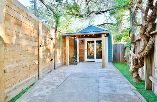 Tech Terrace House | Stylish Tech Terrace Tiny Home Near J&B Coffee & More