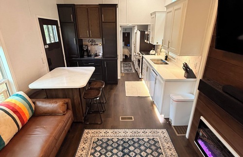 Ariel Cabin | Modern Tiny Home King Bed + 2 Queens in Loft Brand New & Stylish Retreat WiFi