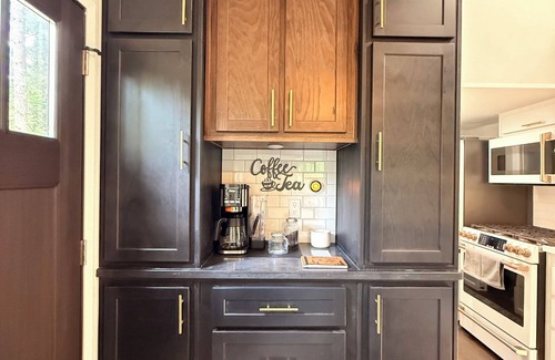 Ariel Cabin | Modern Tiny Home King Bed + 2 Queens in Loft Brand New & Stylish Retreat WiFi