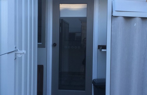 Hilton Apartment | Stylish Modern Tiny House with Oceanfront Amenities