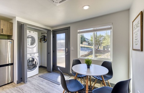 Tukwila House | Modern Tiny House with AC, Pool & Amazing Views - 9.4/10!