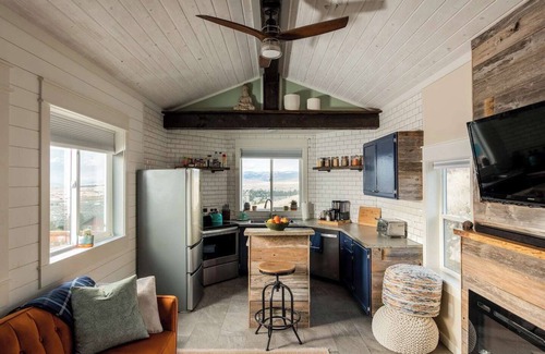 Stevensville Apartment | Modern Tiny House with Breathtaking Views - Rated 9.8/10