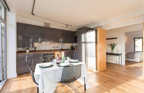 Notting Dale Apartment | Modern 3-Bed Apartment with Balcony Overlooking Park