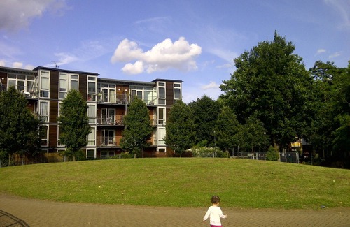 Notting Dale Apartment | Modern 3-Bed Apartment with Balcony Overlooking Park