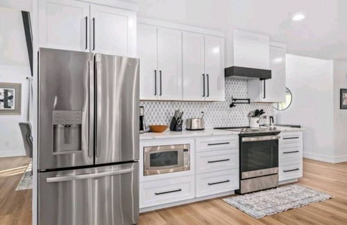 Glendale House | Top Gun House in Arrowhead: Heated Pool & Game Zone