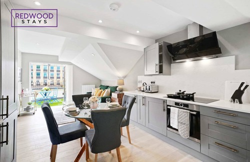 Reading City Centre Apartment | Modern Town Center Apartment with Balcony & Family Amenities
